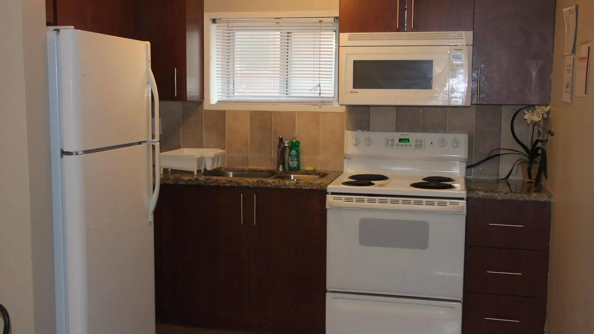 Kashaneh Guest House - 25 Greenview Toronto Canada